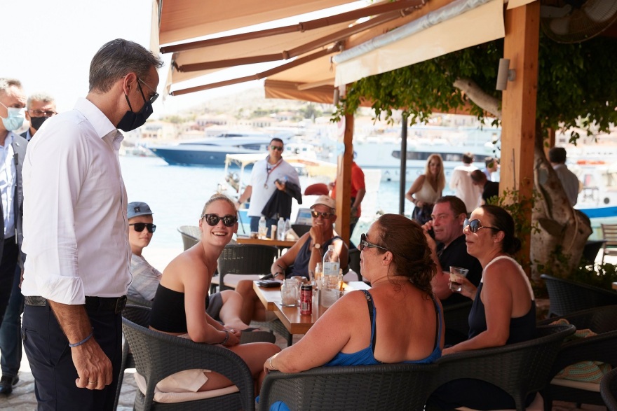 Μείωση ΕΝΦΙΑ για τους κατοίκους των μικρών νησιών ανακοίνωσε από τη Χάλκη ο Μητσοτάκης