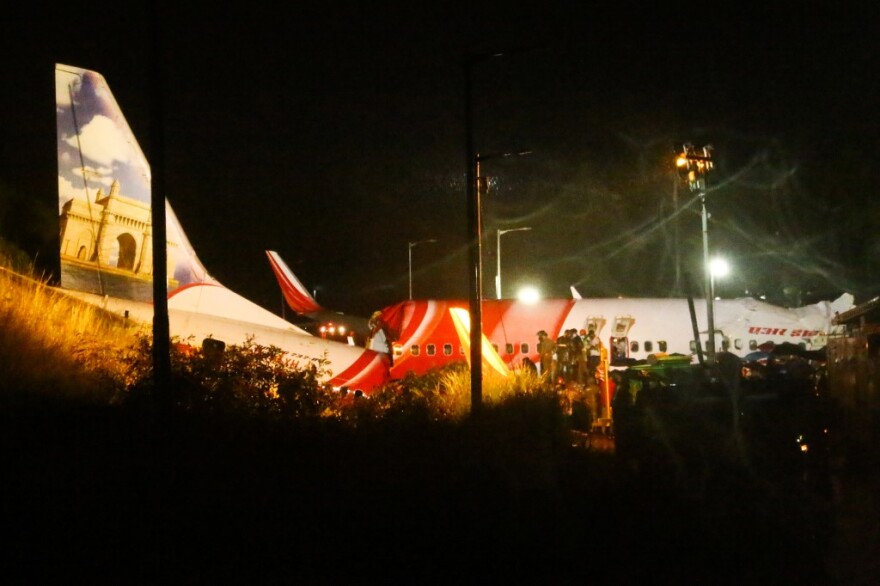 Ινδία: Συνετρίβη αεροπλάνο με 191 επιβάτες - Τουλάχιστον 16 νεκροί