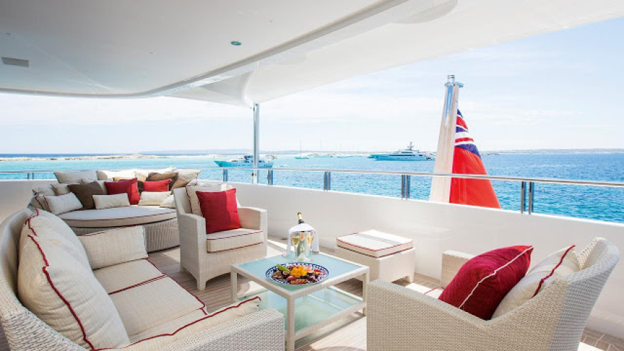 Σύρος: Υπερπολυτελής θαλαμηγός αξίας 40 εκατομμυρίων δολαρίων αγκυροβόλησε στο λιμάνι της Ερμούπολης 