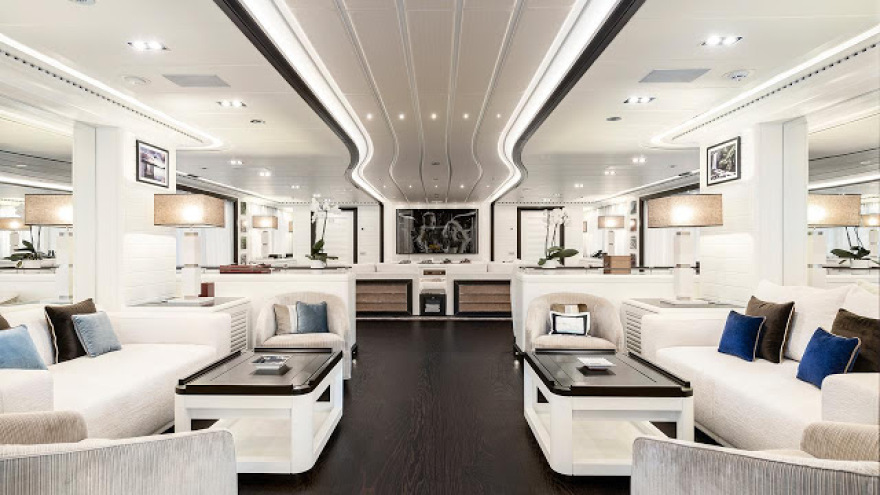 Σύρος: Υπερπολυτελής θαλαμηγός αξίας 40 εκατομμυρίων δολαρίων αγκυροβόλησε στο λιμάνι της Ερμούπολης 