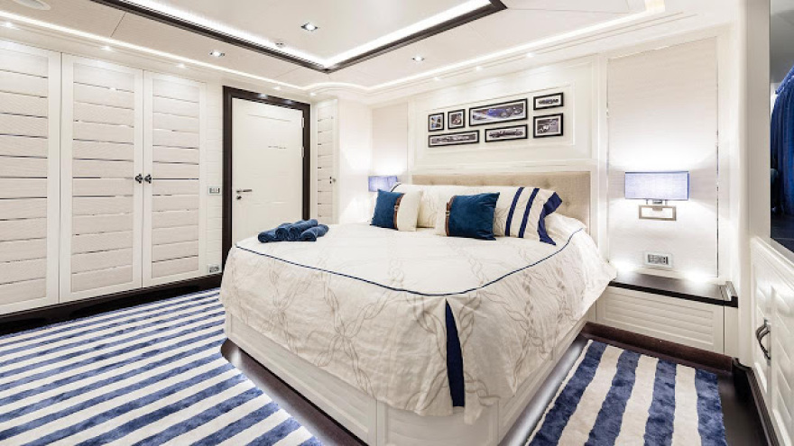 Σύρος: Υπερπολυτελής θαλαμηγός αξίας 40 εκατομμυρίων δολαρίων αγκυροβόλησε στο λιμάνι της Ερμούπολης 