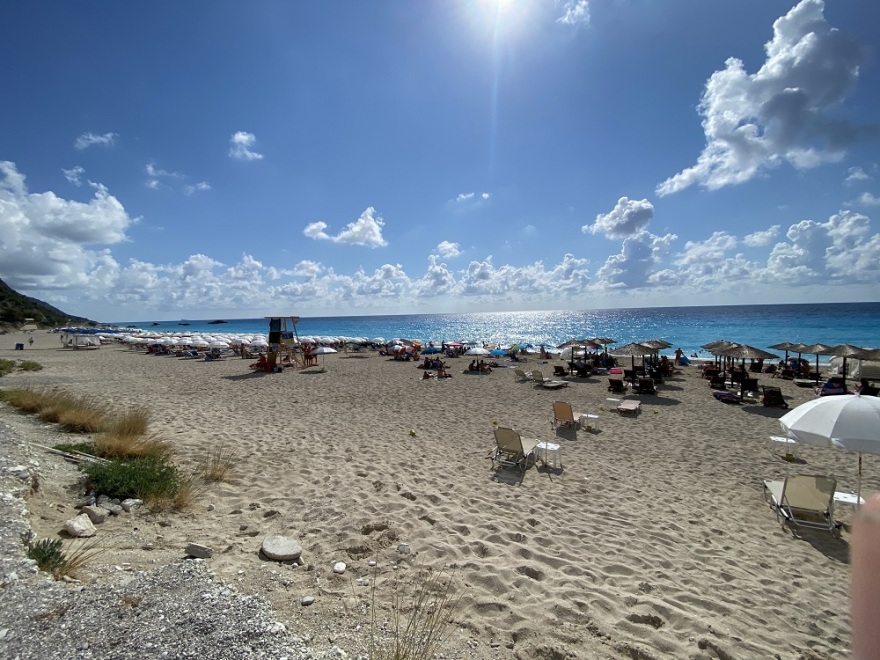 Λευκάδα: Άγνωστη λέξη η απόσταση ανάμεσα σε ομπρέλες σε οργανωμένη παραλία - Τι λένε επιχειρηματίες του νησιού