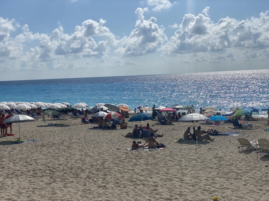 Λευκάδα: Άγνωστη λέξη η απόσταση ανάμεσα σε ομπρέλες σε οργανωμένη παραλία - Τι λένε επιχειρηματίες του νησιού