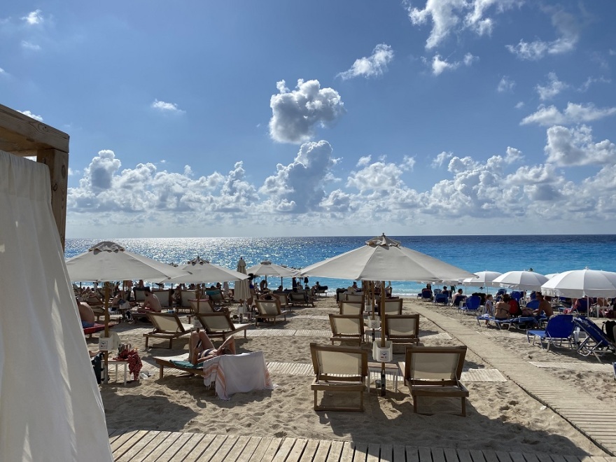 Λευκάδα: Άγνωστη λέξη η απόσταση ανάμεσα σε ομπρέλες σε οργανωμένη παραλία - Τι λένε επιχειρηματίες του νησιού