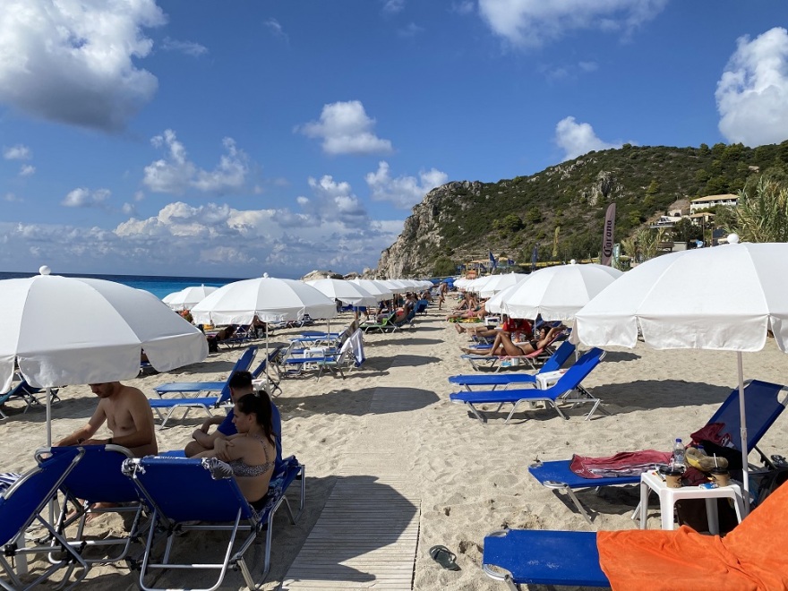 Λευκάδα: Άγνωστη λέξη η απόσταση ανάμεσα σε ομπρέλες σε οργανωμένη παραλία - Τι λένε επιχειρηματίες του νησιού