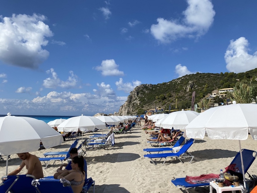 Λευκάδα: Άγνωστη λέξη η απόσταση ανάμεσα σε ομπρέλες σε οργανωμένη παραλία - Τι λένε επιχειρηματίες του νησιού