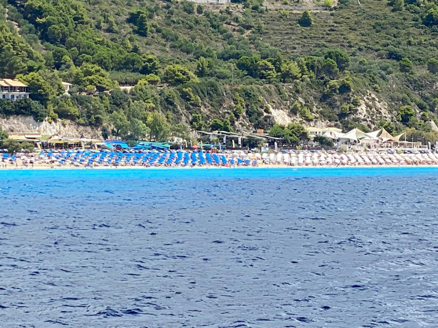 Λευκάδα: Άγνωστη λέξη η απόσταση ανάμεσα σε ομπρέλες σε οργανωμένη παραλία - Τι λένε επιχειρηματίες του νησιού