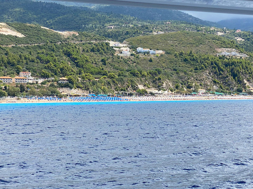 Λευκάδα: Άγνωστη λέξη η απόσταση ανάμεσα σε ομπρέλες σε οργανωμένη παραλία - Τι λένε επιχειρηματίες του νησιού