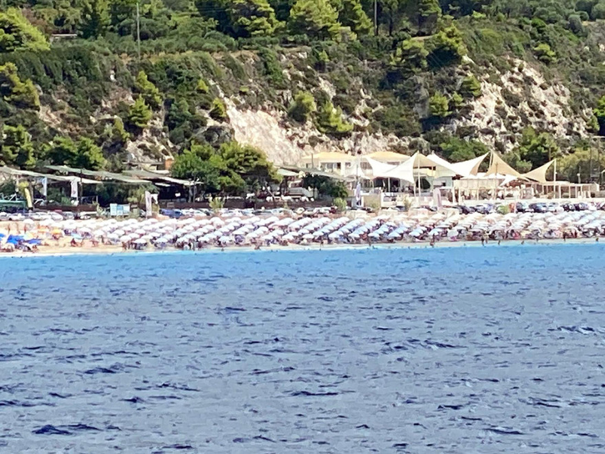 Λευκάδα: Άγνωστη λέξη η απόσταση ανάμεσα σε ομπρέλες σε οργανωμένη παραλία - Τι λένε επιχειρηματίες του νησιού