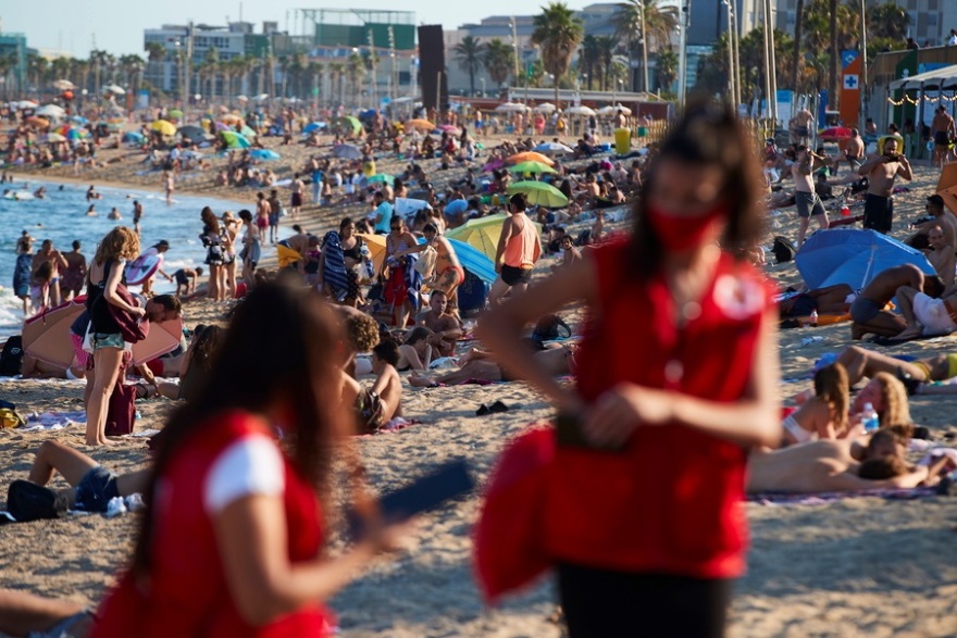 Κορωνοϊός: Ποιες αποστάσεις; «Βουλιάζουν» οι παραλίες στην Ευρώπη