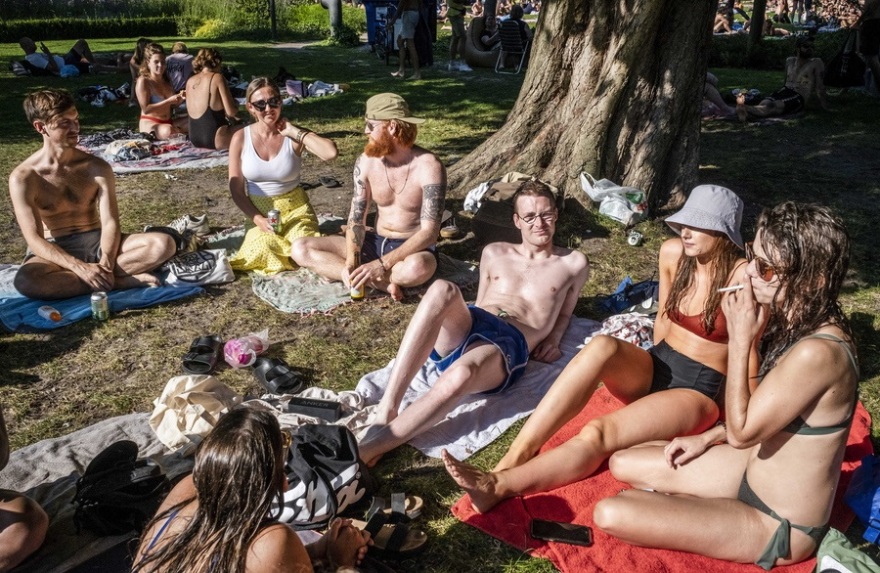 Κορωνοϊός: Ποιες αποστάσεις; «Βουλιάζουν» οι παραλίες στην Ευρώπη