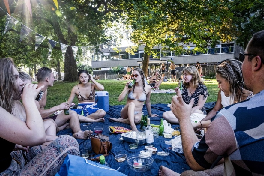 Κορωνοϊός: Ποιες αποστάσεις; «Βουλιάζουν» οι παραλίες στην Ευρώπη