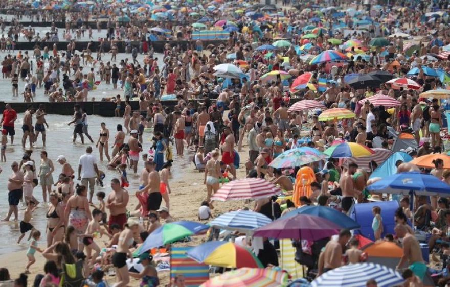 Κορωνοϊός: Ποιες αποστάσεις; «Βουλιάζουν» οι παραλίες στην Ευρώπη