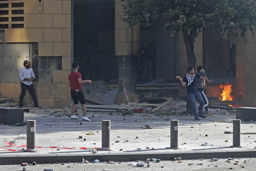 Έκρηξη στη Βηρυτό: Διαδηλωτές πολιορκούν κυβερνητικά κτήρια - Εισέβαλαν σε υπουργεία 