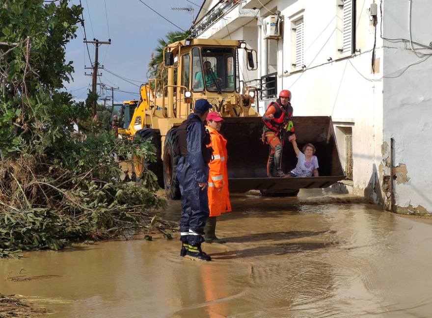 Εύβοια - Κακοκαιρία: Συγκινεί η εικόνα διασώστη στο Μπούρτζι που φιλάει μωράκι πριν το παραδώσει στους δικούς του