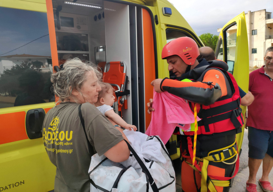 Εύβοια - Κακοκαιρία: Συγκινεί η εικόνα διασώστη στο Μπούρτζι που φιλάει μωράκι πριν το παραδώσει στους δικούς του