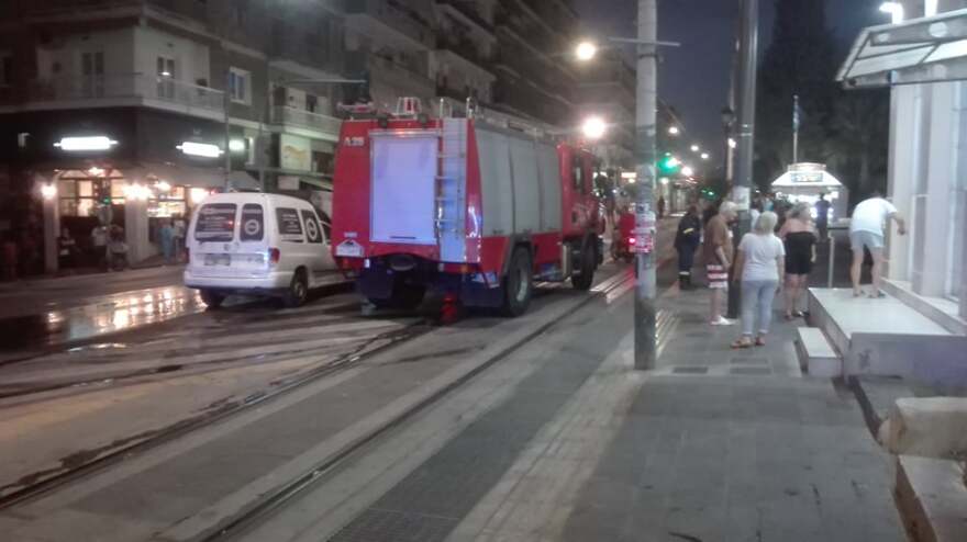 Πειραιάς: Φωτιά σε αυτοκίνητο λόγω μηχανικής βλάβης - Δείτε φωτογραφίες