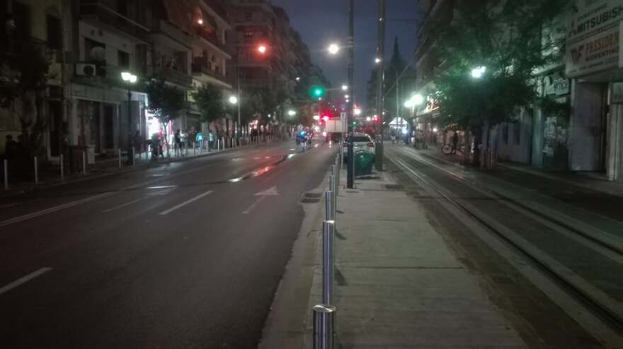 Πειραιάς: Φωτιά σε αυτοκίνητο λόγω μηχανικής βλάβης - Δείτε φωτογραφίες