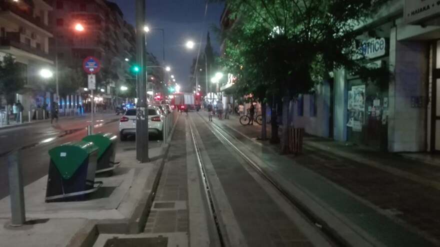 Πειραιάς: Φωτιά σε αυτοκίνητο λόγω μηχανικής βλάβης - Δείτε φωτογραφίες