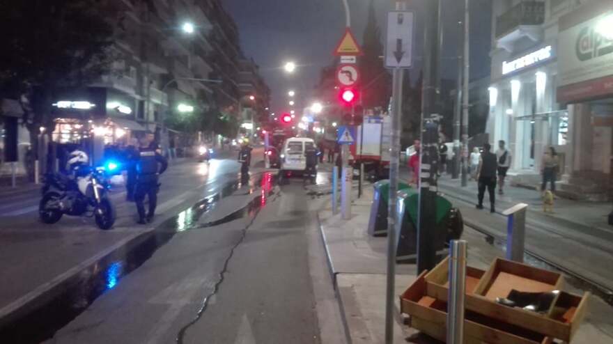 Πειραιάς: Φωτιά σε αυτοκίνητο λόγω μηχανικής βλάβης - Δείτε φωτογραφίες