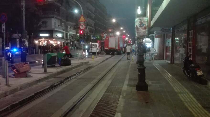 Πειραιάς: Φωτιά σε αυτοκίνητο λόγω μηχανικής βλάβης - Δείτε φωτογραφίες