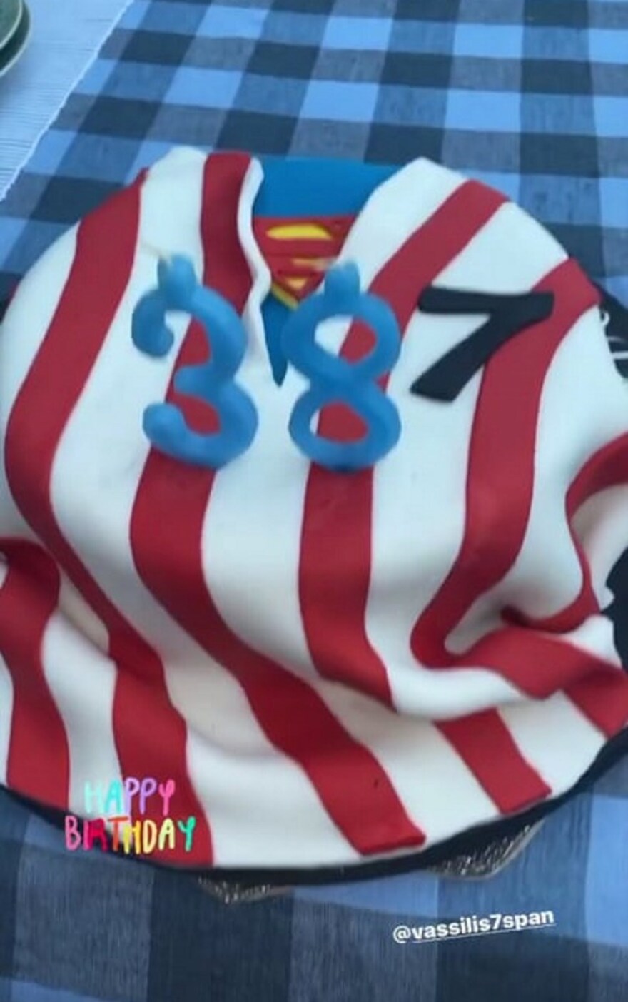 Βασίλης Σπανούλης & Ολυμπία Χοψονίδου: Η τούρτα Ολυμπιακός - Superman για τα 38α γενέθλιά του