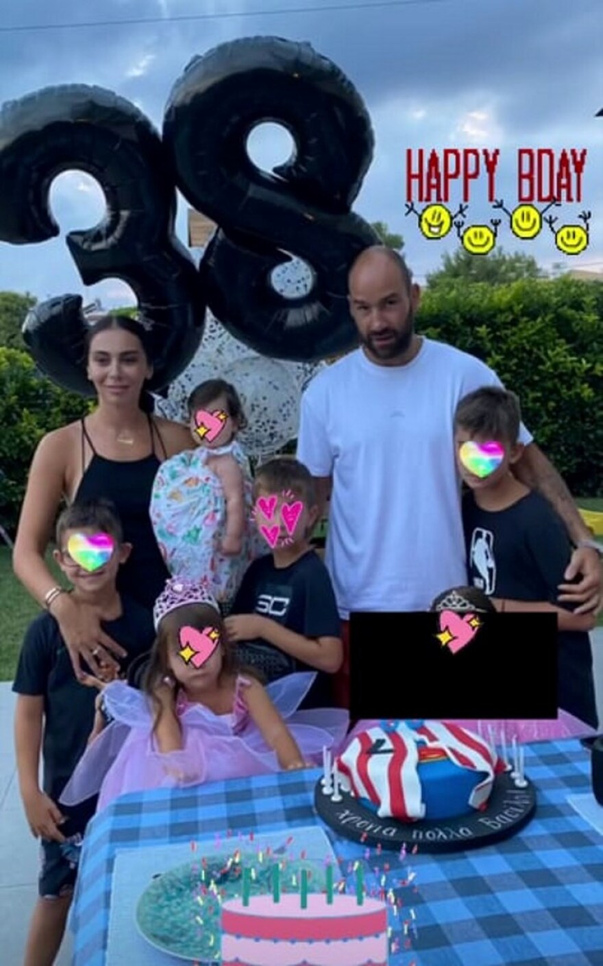 Βασίλης Σπανούλης & Ολυμπία Χοψονίδου: Η τούρτα Ολυμπιακός - Superman για τα 38α γενέθλιά του