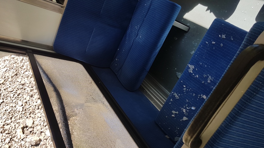 Διακοπτό: Βράχια έπεσαν πάνω στο τρένο - Έσπασαν τα τζάμια βαγονιού 