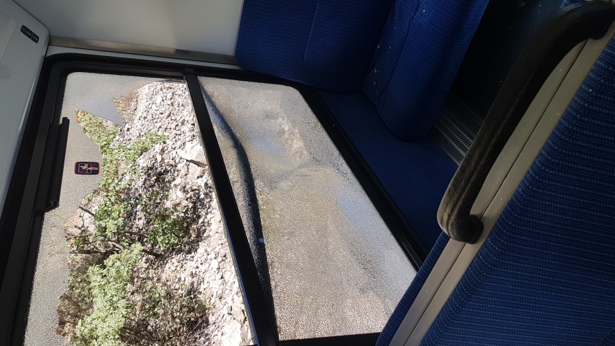 Διακοπτό: Βράχια έπεσαν πάνω στο τρένο - Έσπασαν τα τζάμια βαγονιού 