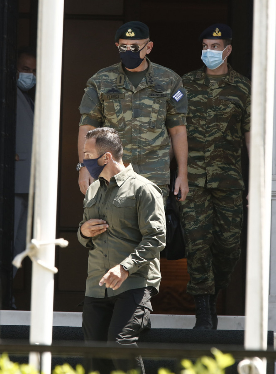 ΚΥΣΕΑ: Ο αρχηγός ΓΕΕΘΑ με στολή παραλλαγής στο Μαξίμου 