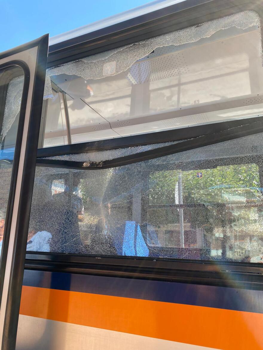 Διακοπτό: Βράχια έπεσαν πάνω στο τρένο - Έσπασαν τα τζάμια βαγονιού 