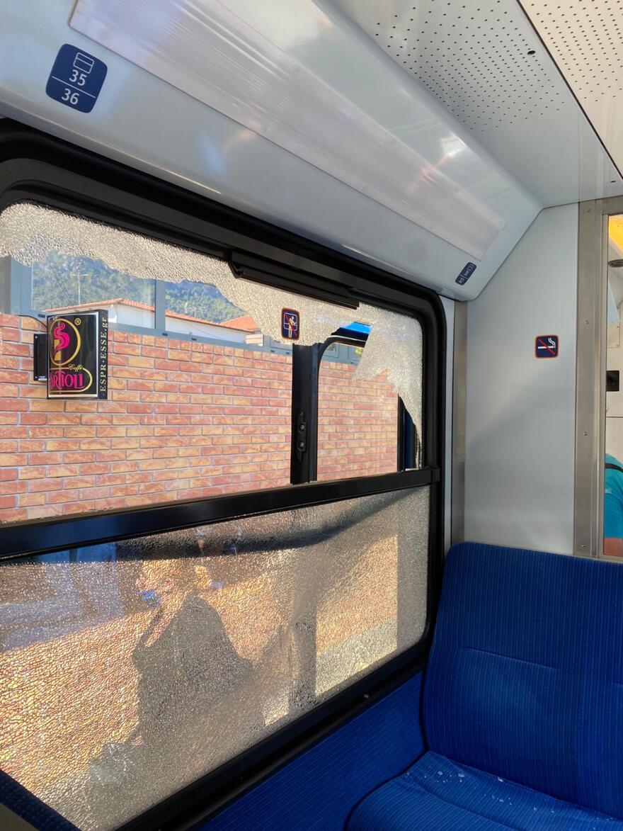 Διακοπτό: Βράχια έπεσαν πάνω στο τρένο - Έσπασαν τα τζάμια βαγονιού 