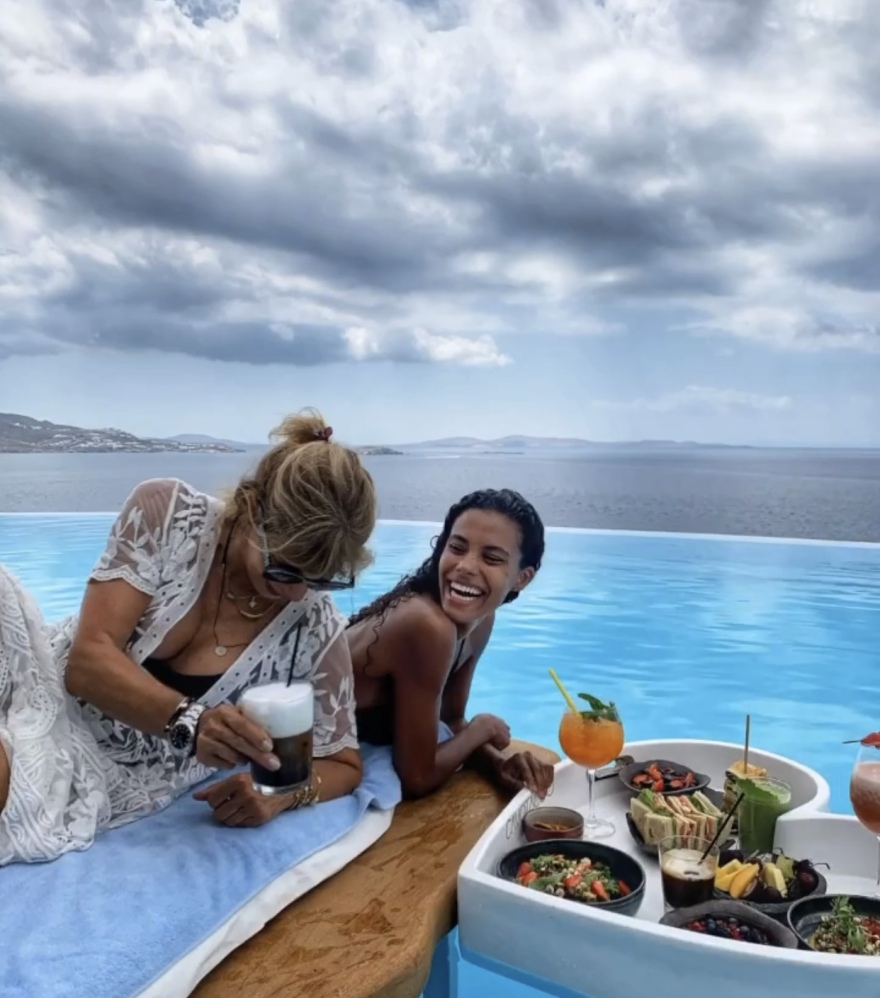 Τίνα Κουνακέι: Η σέξι σύζυγος του Βενσάν Κασέλ στη Μύκονο 