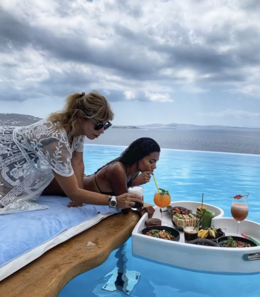 Τίνα Κουνακέι: Η σέξι σύζυγος του Βενσάν Κασέλ στη Μύκονο 