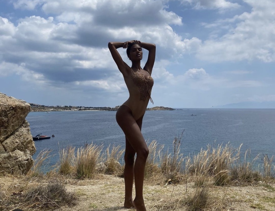 Τίνα Κουνακέι: Η σέξι σύζυγος του Βενσάν Κασέλ στη Μύκονο 