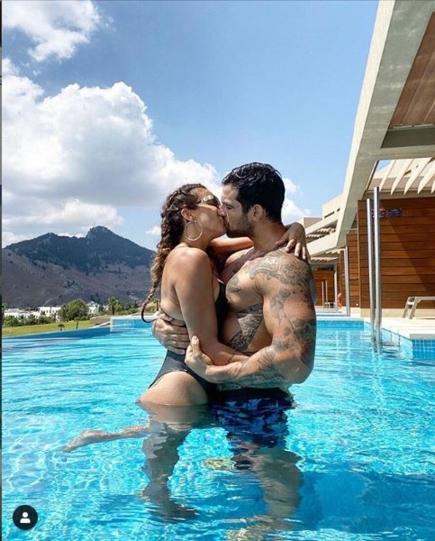 Ελένη Χατζίδου & Ετεοκλής Παύλου: Καυτά φιλιά στην πισίνα