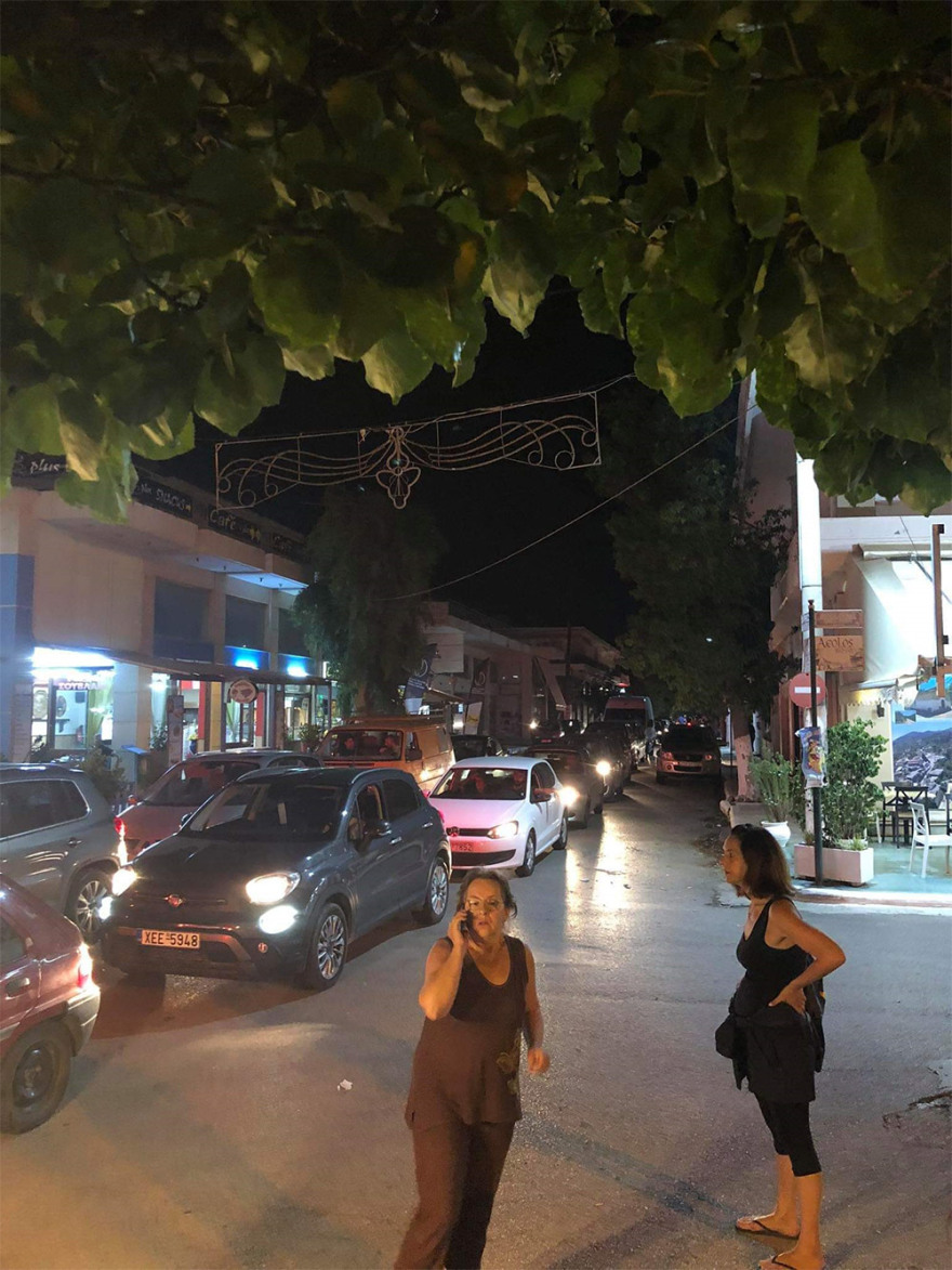 Εύβοια - Πλημμύρες: Παρ' ολίγον συμπλοκές στην Ερέτρια για μια θέση στο φέρι μποτ