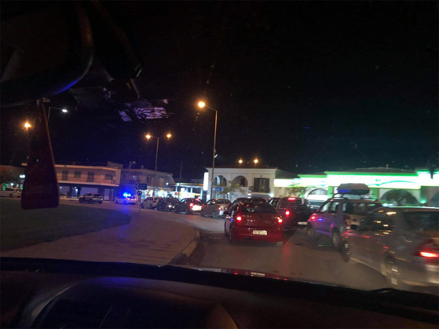 Εύβοια - Πλημμύρες: Παρ' ολίγον συμπλοκές στην Ερέτρια για μια θέση στο φέρι μποτ