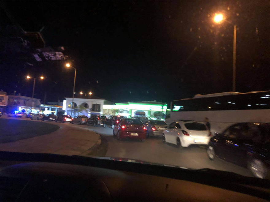 Εύβοια - Πλημμύρες: Παρ' ολίγον συμπλοκές στην Ερέτρια για μια θέση στο φέρι μποτ