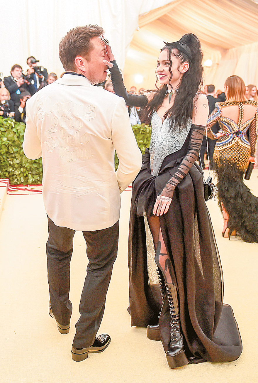 Elon Musk: Οι θεωρίες για τους εξωγήινους, ο κορωνοϊός και η αδυναμία στις ωραίες γυναίκες