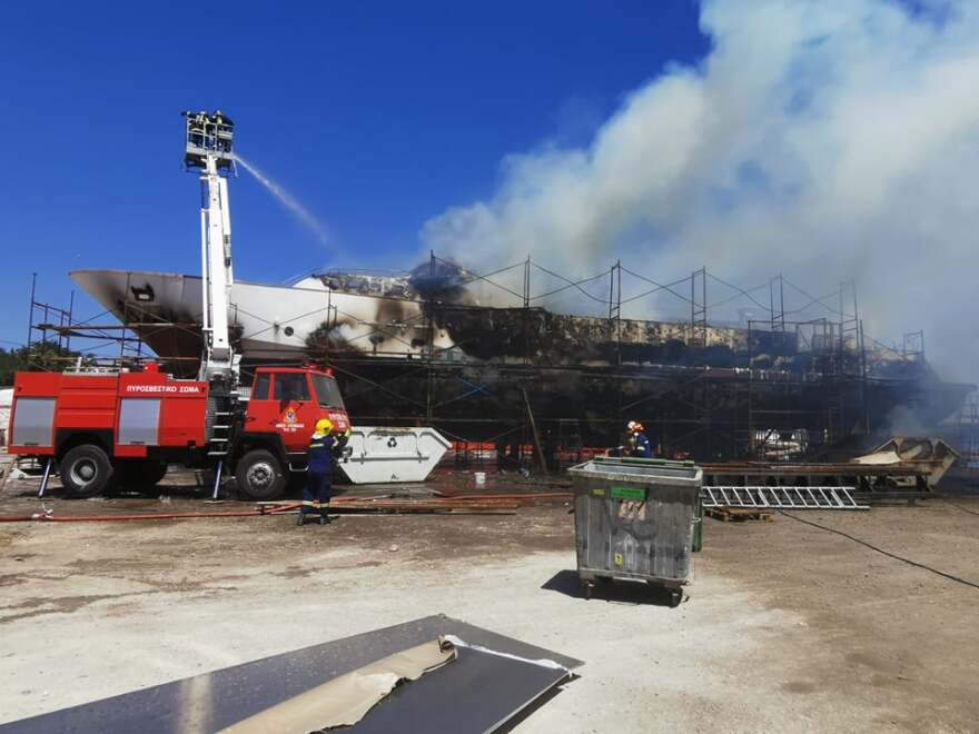 Σύρος: Φωτιά στο ναυπηγείο του Ταρσανά
