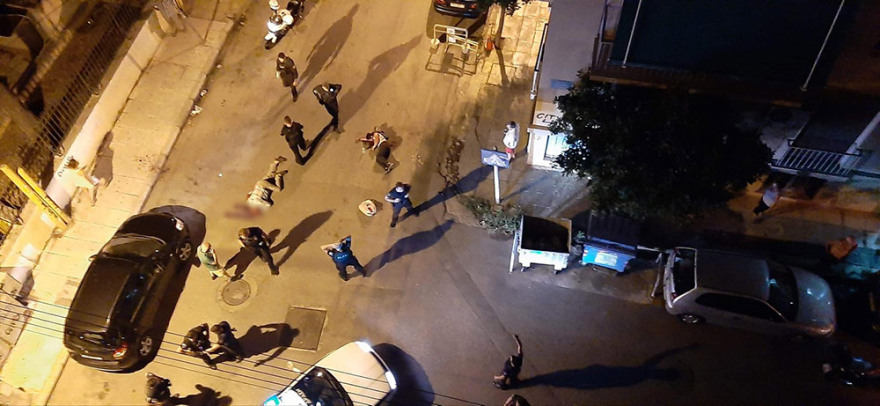 Επίθεση με τσεκούρι στην Καλλιθέα: Καρέ-καρέ η σύλληψη του δράστη - Σοκαριστικό βίντεο