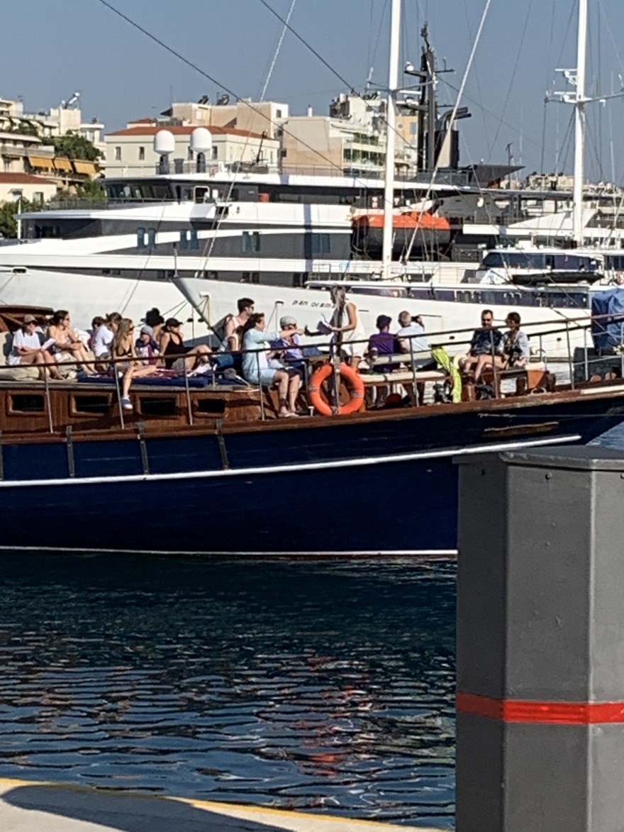 Κορωνοϊός: Χωρίς μάσκες και αποστάσεις πάνω σε τουριστικό πλοιάριο στη Μαρίνα Ζέας 