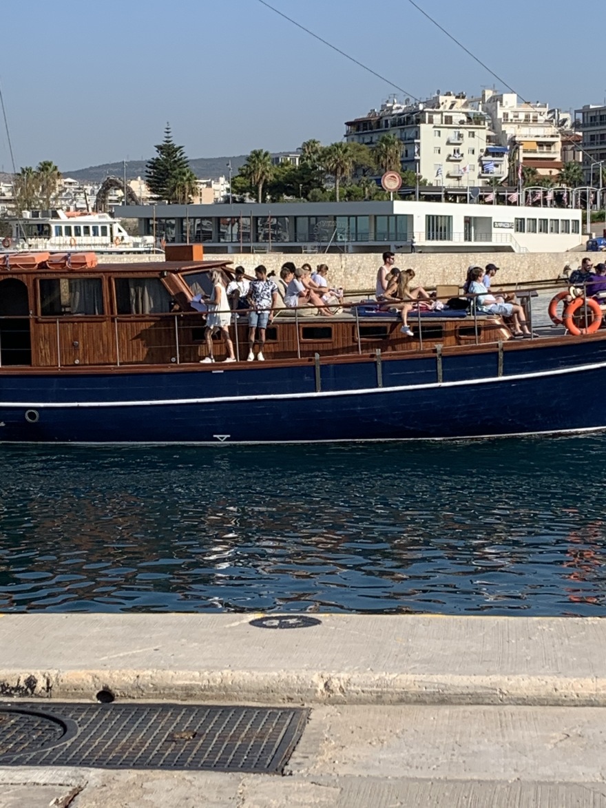 Κορωνοϊός: Χωρίς μάσκες και αποστάσεις πάνω σε τουριστικό πλοιάριο στη Μαρίνα Ζέας 