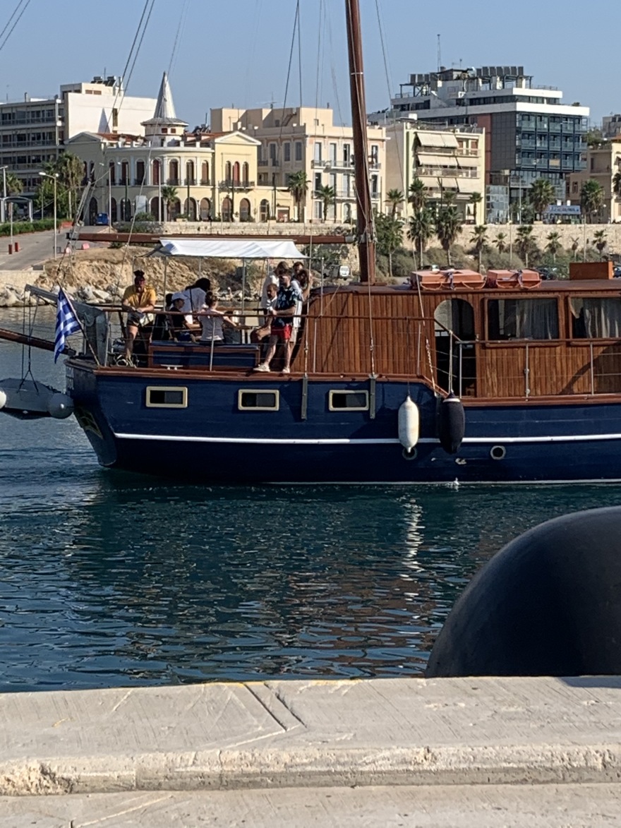 Κορωνοϊός: Χωρίς μάσκες και αποστάσεις πάνω σε τουριστικό πλοιάριο στη Μαρίνα Ζέας 