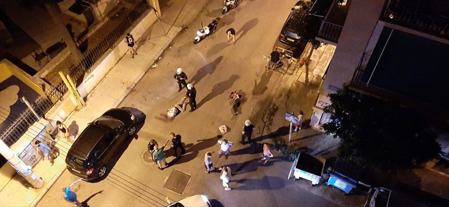 Επίθεση με τσεκούρι στην Καλλιθέα: Καρέ-καρέ η σύλληψη του δράστη - Σοκαριστικό βίντεο