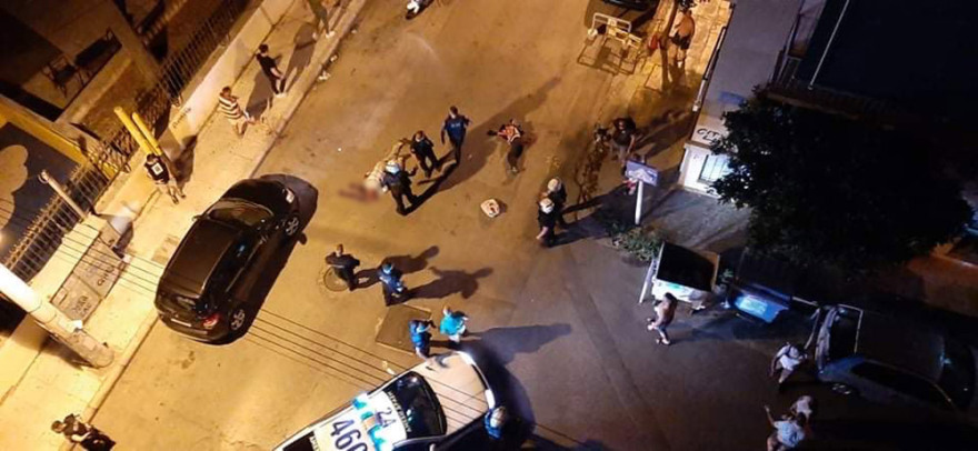 Επίθεση με τσεκούρι στην Καλλιθέα: Καρέ-καρέ η σύλληψη του δράστη - Σοκαριστικό βίντεο