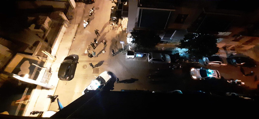 Επίθεση με τσεκούρι στην Καλλιθέα: Καρέ-καρέ η σύλληψη του δράστη - Σοκαριστικό βίντεο