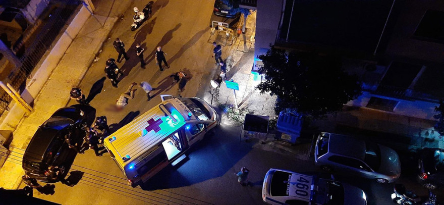 Επίθεση με τσεκούρι στην Καλλιθέα: Καρέ-καρέ η σύλληψη του δράστη - Σοκαριστικό βίντεο