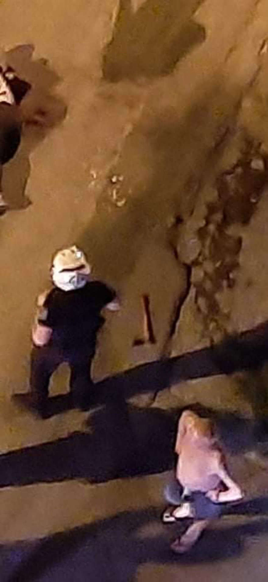 Επίθεση με τσεκούρι στην Καλλιθέα: Καρέ-καρέ η σύλληψη του δράστη - Σοκαριστικό βίντεο